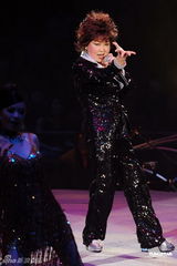 组图：朱咪咪演唱会圆满结束 黎耀祥慨叹开唱不容易