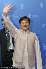 幻灯图集：成龙柏林现场唱《大兵小将》主题曲