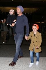 组图：贝克汉姆一家现身机场 小七穿斗篷萌态十足