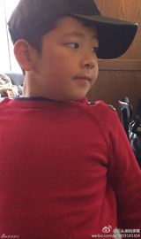 组图：石头练琴照曝光 纯爷们的文艺范儿