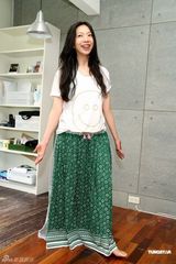 幻灯组图：万芳五年后发新专辑 着绿色长裙春意盎然