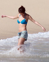 高清组图：贾斯汀和女友赛琳娜海滩激吻照曝光