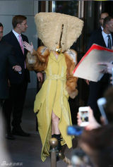 组图：Gaga再出逆天造型 手提包式头套蒙面亮相
