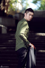 组图：任重旅行大片目光深邃绅士范足