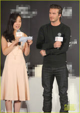 组图：小贝学爱女咬手指 女粉丝获签名内裤兴奋