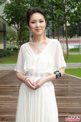 组图：杨千嬅白色长裙优雅亮相 大谈育儿经