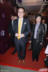 组图：房星彤爆冷摘亚姐后冠 奖杯是生日礼物