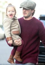 组图：小贝与小七亲子装亮相 父女亲密贴面萌翻