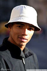 组图：麦当娜恋上幼齿男友 两人亲密走出电影院