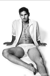 组图：梅西内裤写真曝光 半裸出镜大秀人鱼线