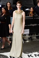 组图：玛丽昂黄抹胸妩媚现身《蝙蝠侠》首映