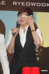 组图：SJ-M台北签唱会 兄弟情深互喂台湾小吃