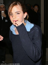 组图：艾玛学院装亮相 领口大开露性感锁骨