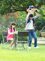 组图：《因为爱情》曝剧照 海陆上演幸福全家福