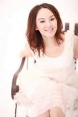 组图：小王晶白裙写真 知性靓丽力挺“剩女”