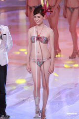 组图：港姐总决选  众佳丽性感泳装亮相