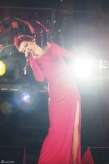 组图：谭维维首唱会红裙献唱 摇滚女王气势十足