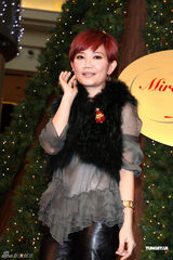 组图：梁静茹为圣诞树点灯 新专辑造型吓到歌迷