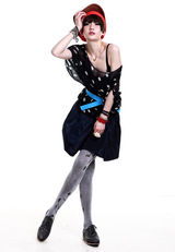 组图：夕又米街拍秀波点蝙蝠袖雪纺衫