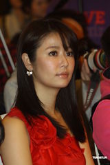 组图：林心如红裙娇艳亮相 不慎露底大泄春光