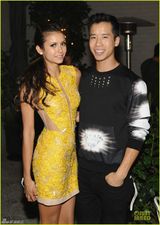 组图：吸血鬼女星妮娜-杜波夫穿性感裸背镂空装