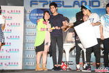 组图：美男乐团FTIsland亮相 与粉丝亲昵击掌