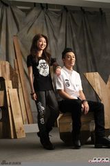 组图：周柏豪带颜卓灵合拍 照顾有加显前辈风度