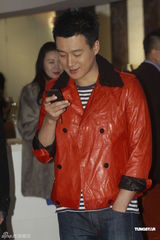 组图：佟大为关悦夫妇参观艺术展 章子怡嫂子陪同