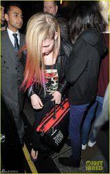 组图：艾薇儿发梢多彩皮衣摇滚