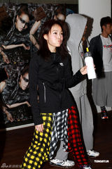 高清图：容祖儿为演唱会彩排 地狱式拉筋刻苦训练