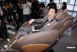 幻灯图集：庾澄庆代言按摩椅 否认和伊能静复合