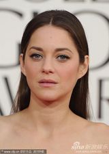 组图：影后提名人玛丽昂-歌迪亚红裙美艳