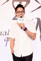 组图：吴建豪优雅演奏小提琴 言承旭低调登台献花