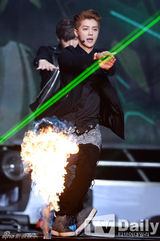 组图：EXO办回归秀咆哮掀高潮 女歌迷激动晕倒