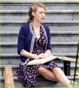 组图：绯闻女孩布莱克拍新片 驼色大衣掀怀旧风