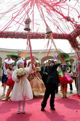 组图：身高1米2新人乘坐南瓜车举行童话婚礼