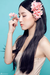 组图：苏青曝写真人比花娇 清纯笑容展花漾魅力