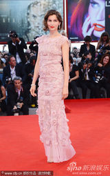 组图：威尼斯闭幕红毯 卡斯特粉群亮相优雅迷人