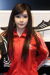 高清组图：韩团2NE1动感亮相卖场开业活动