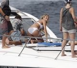 组图：坎蒂大片拍摄现场 连换五套比基尼助阵