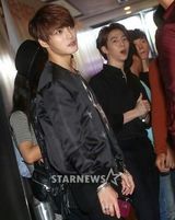 组图：金在中休闲装出席首映 明眸温柔放电