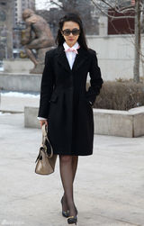 高清图：孙梅竞街拍LOOK 黑色大衣搭配白色衬衣