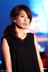 组图：Hebe单飞办音乐会 SHE两姐妹大力捧场