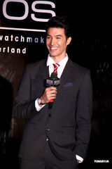 组图：锦荣代言腕表抢金 “好朋友”陪过28岁生日