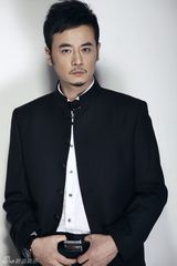 组图：姚卓君复古西装写真 眼神犀利年代感强