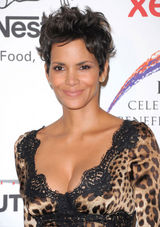 高清组图：哈利-贝瑞性感豹纹礼服亮相秀身材