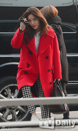 组图：韩团T-ara赴成都开唱 闪亮亮相机场