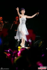 组图：S.H.E合体香港开唱 Selina感触落泪