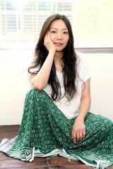 幻灯组图：万芳五年后发新专辑 着绿色长裙春意盎然