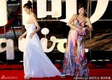 组图：孙菲菲红毯被主持人方龄踩掉长裙露胸贴